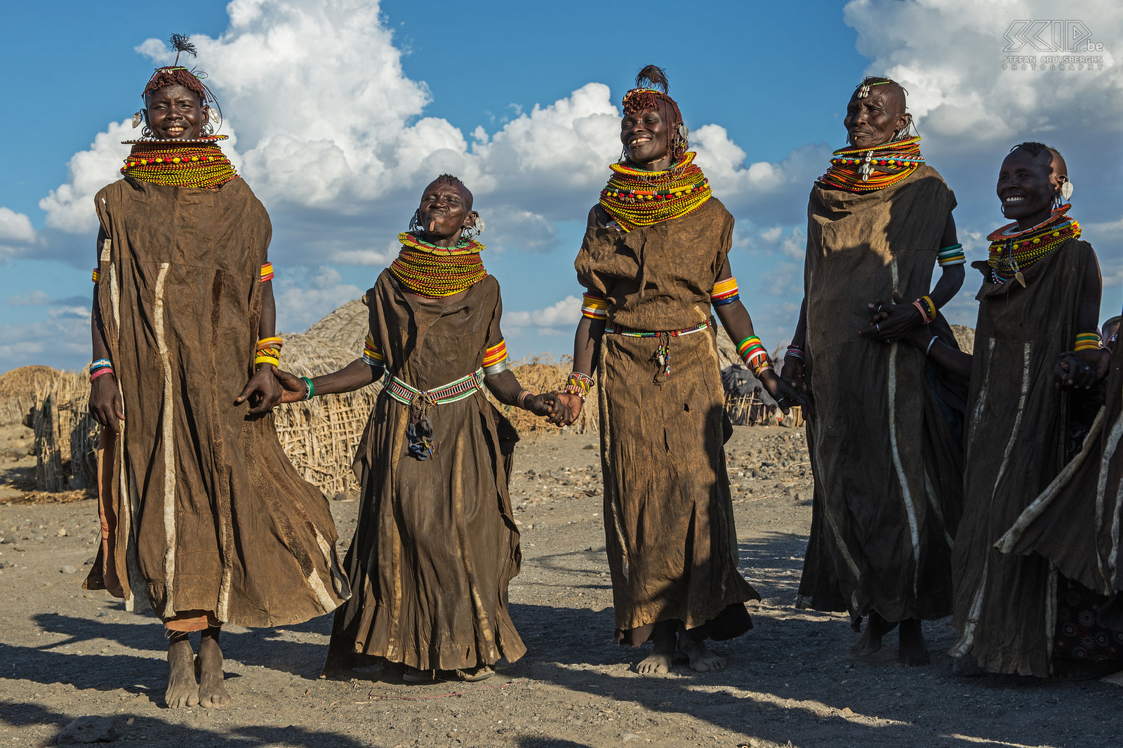 Lake Turkana - Dansende Turkana vrouwen Enkele Turkana vrouwen trokken hun kleed gemaakt van koeien of geitenleer aan en demonstreren enkele tribale dansen. Stefan Cruysberghs